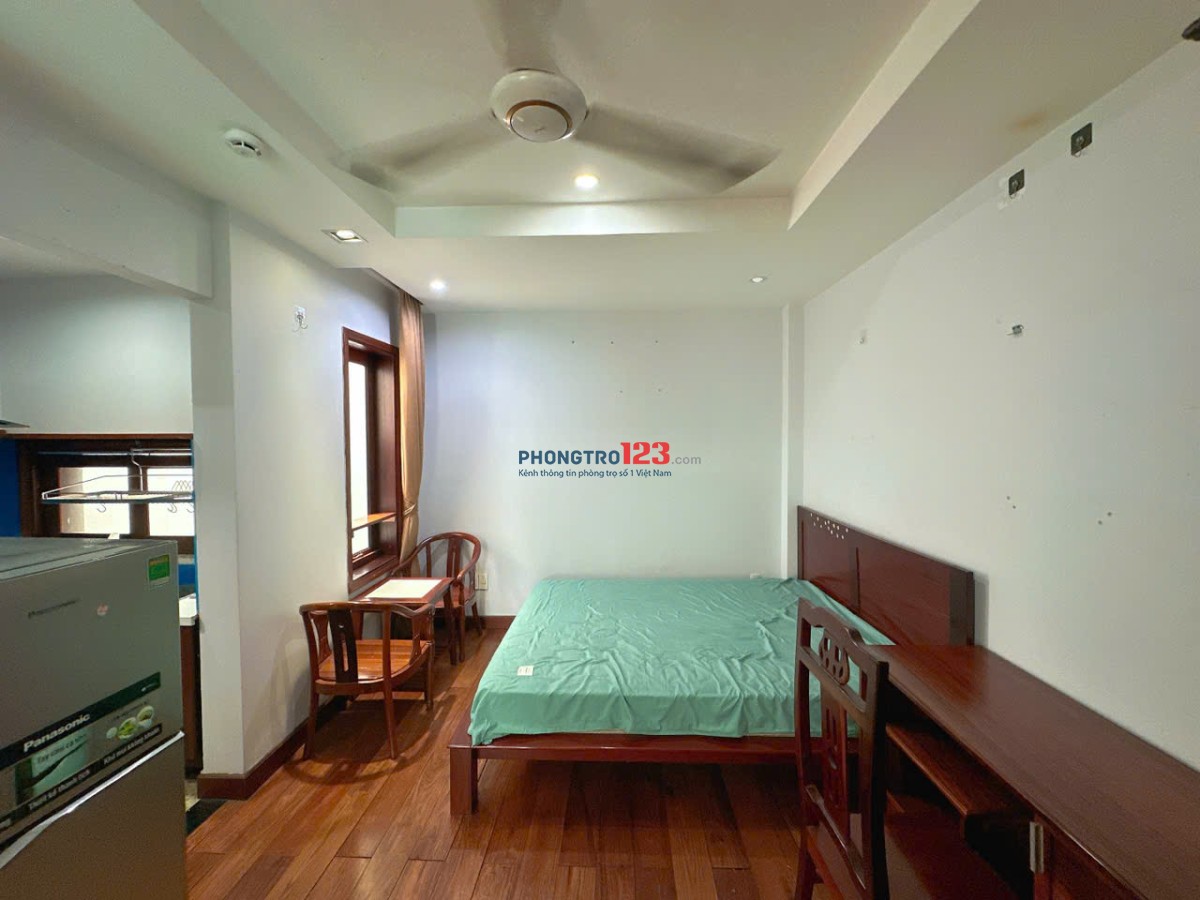 Phòng Ban công FULL Nội Thất cao cấp Ngay Sân bay TSN, Rộng rãi, An ninh, GIá rẻ. ánh sánh tự nhiên