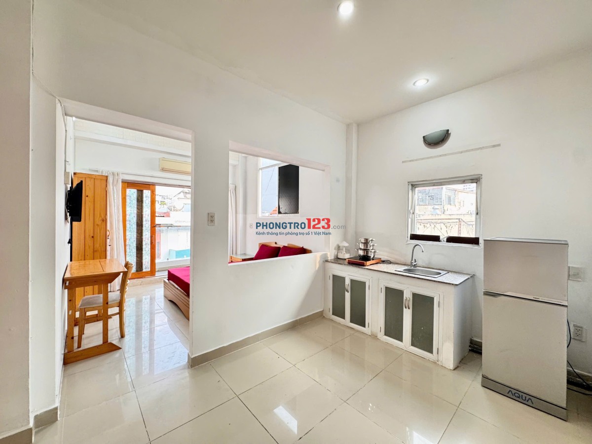 Căn Hộ Ban Công Tách Bếp Ngay Chợ Nguyễn Văn Trỗi