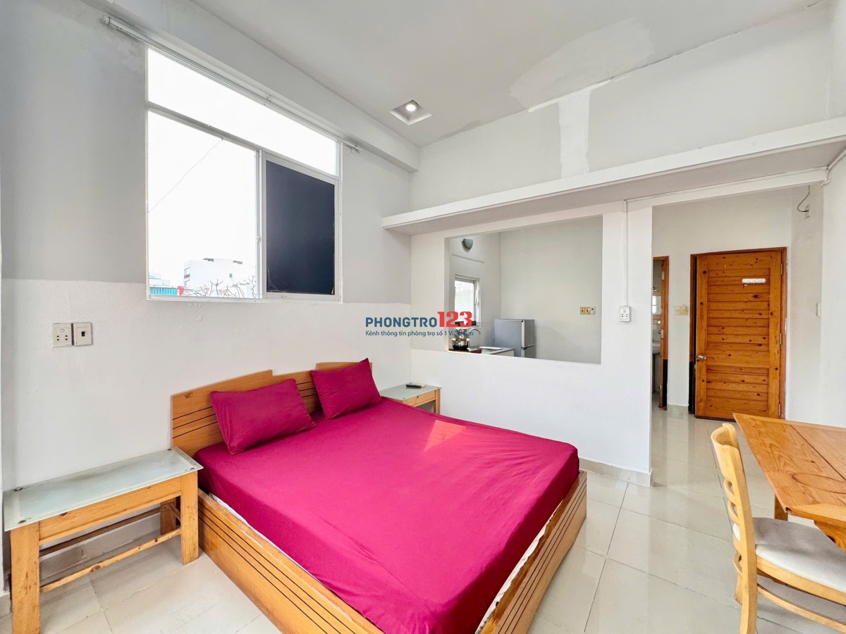 Căn Hộ Ban Công Tách Bếp Ngay Chợ Nguyễn Văn Trỗi