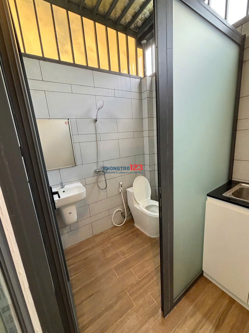 Phòng Cát Lái gần citisoho, siêu rộng 30m2 tách bếp sân sau