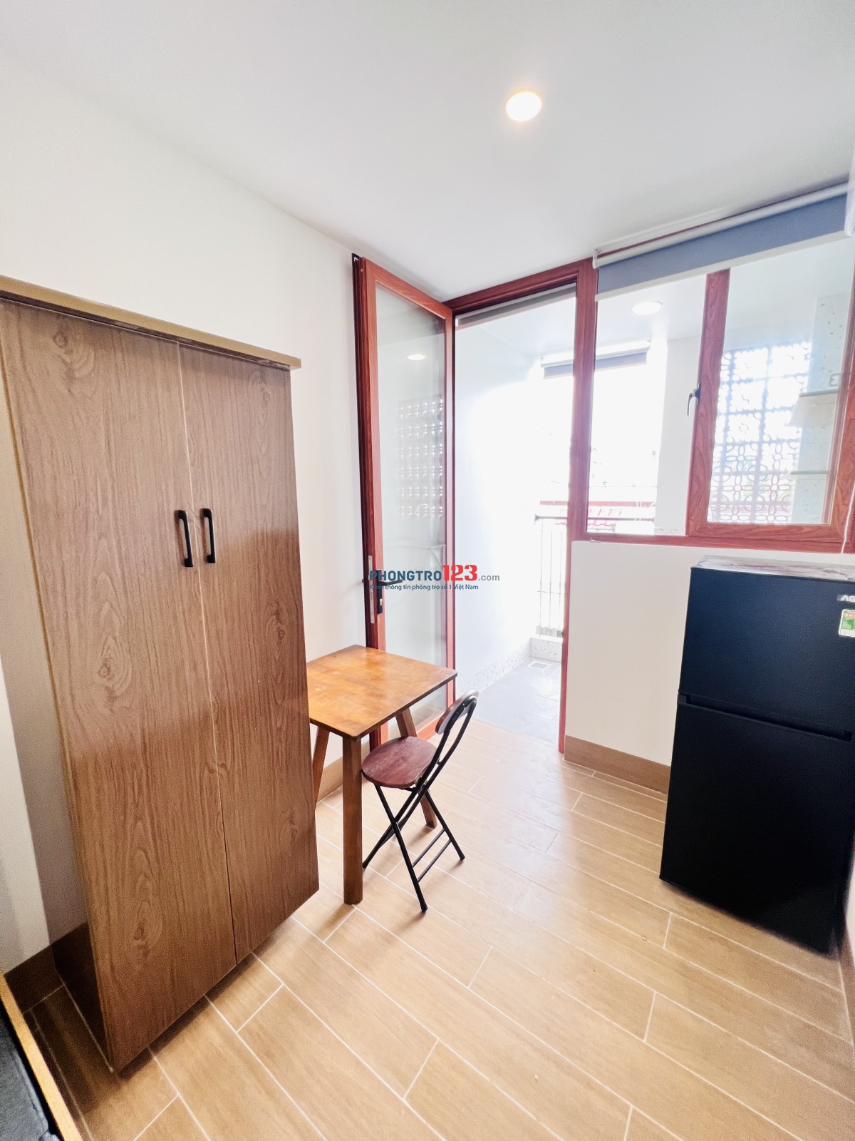 Cho thuê phòng trọ ban công tách bếp. Quận 3. Gần cầu công lý. Giá 5,8 triệu