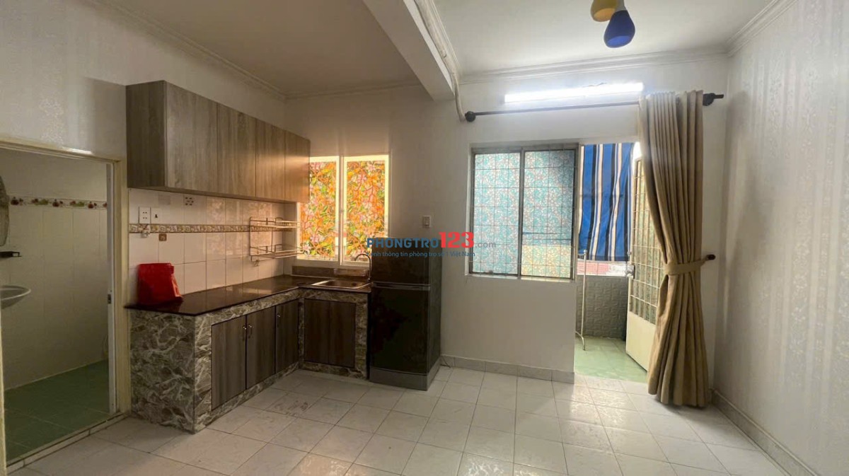 Chung cư 590, CMT8 chỉ 9,5tr căn 2p có nội thất, căn góc lầu 1, (thang bộ)