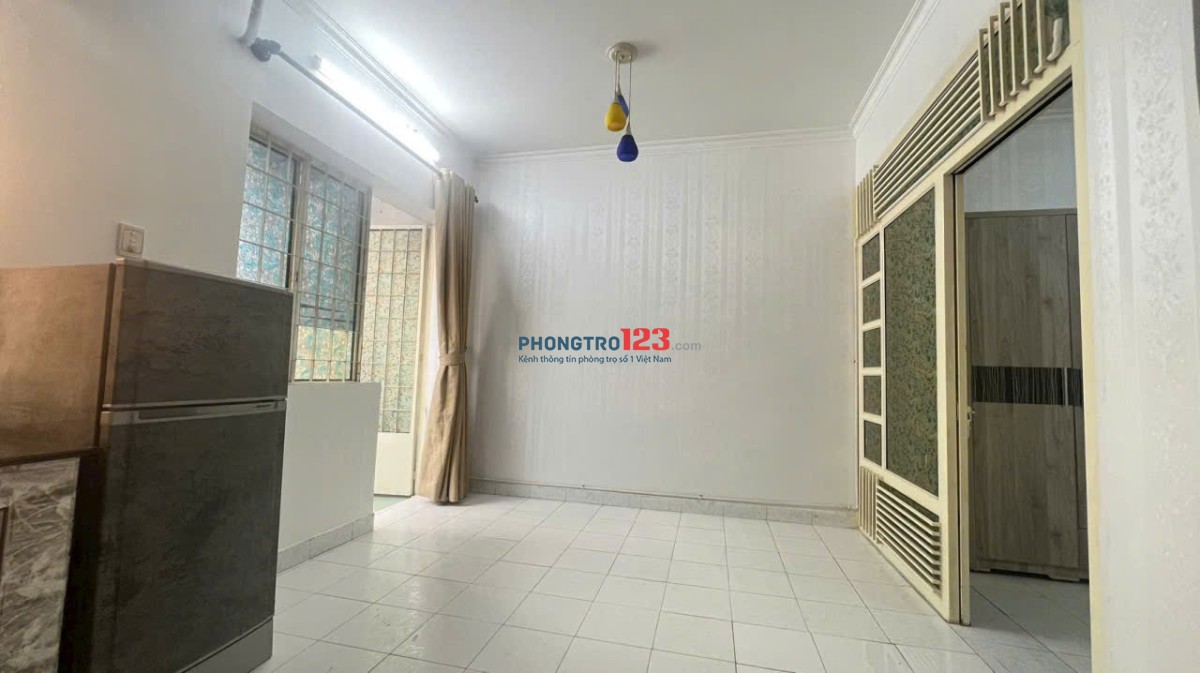 Chung cư 590, CMT8 chỉ 9,5tr căn 2p có nội thất, căn góc lầu 1, (thang bộ)