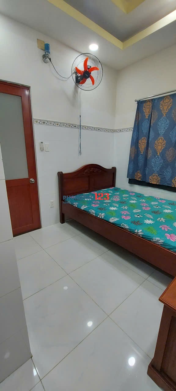 Cho thuê phòng trọ ở gần công viên cây sộp nguyễn văn quá. P có máy lạnh