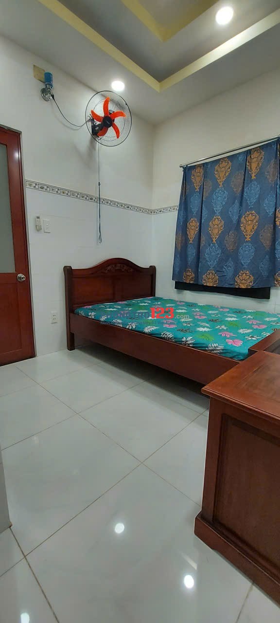 Cho thuê phòng trọ ở gần công viên cây sộp nguyễn văn quá. P có máy lạnh