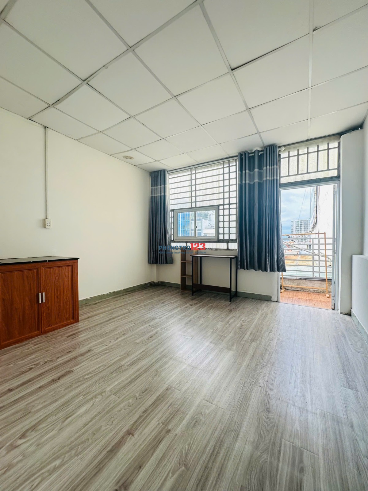 Cho thuê nguyên tầng 02 phòng thoáng mát, có ban công, đường Cộng Hòa