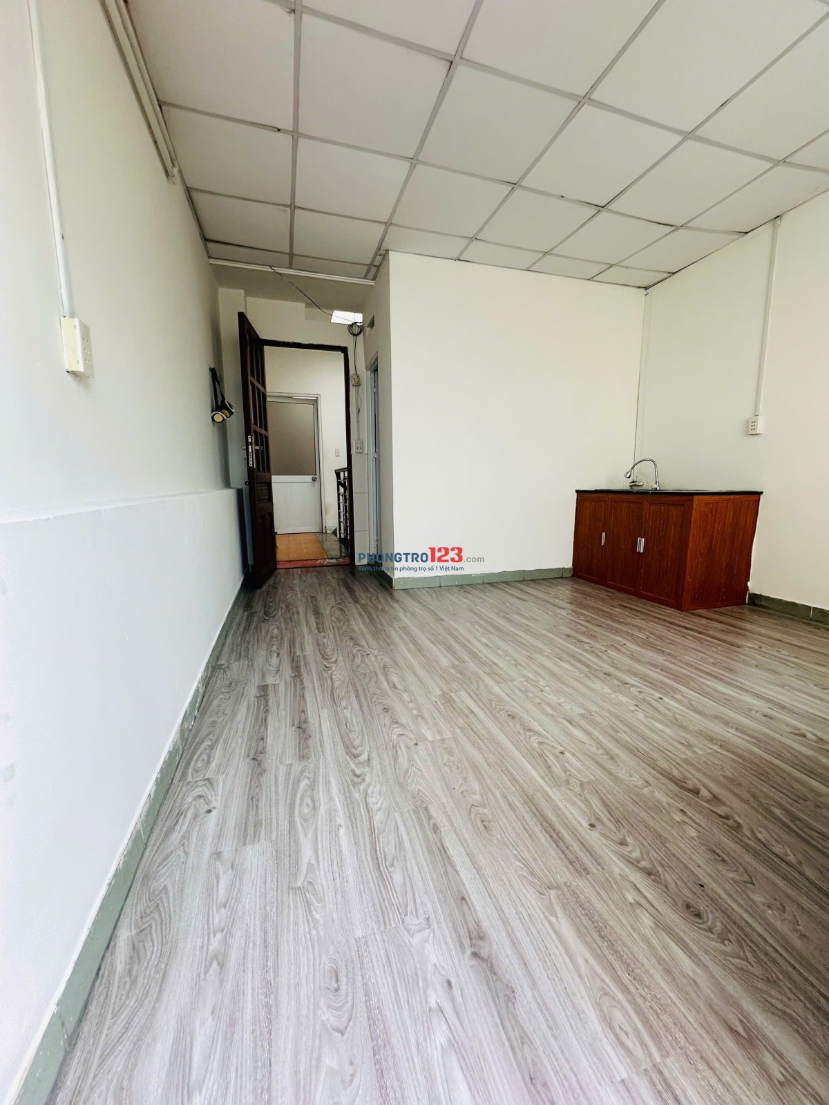 Cho thuê nguyên tầng 02 phòng thoáng mát, có ban công, đường Cộng Hòa