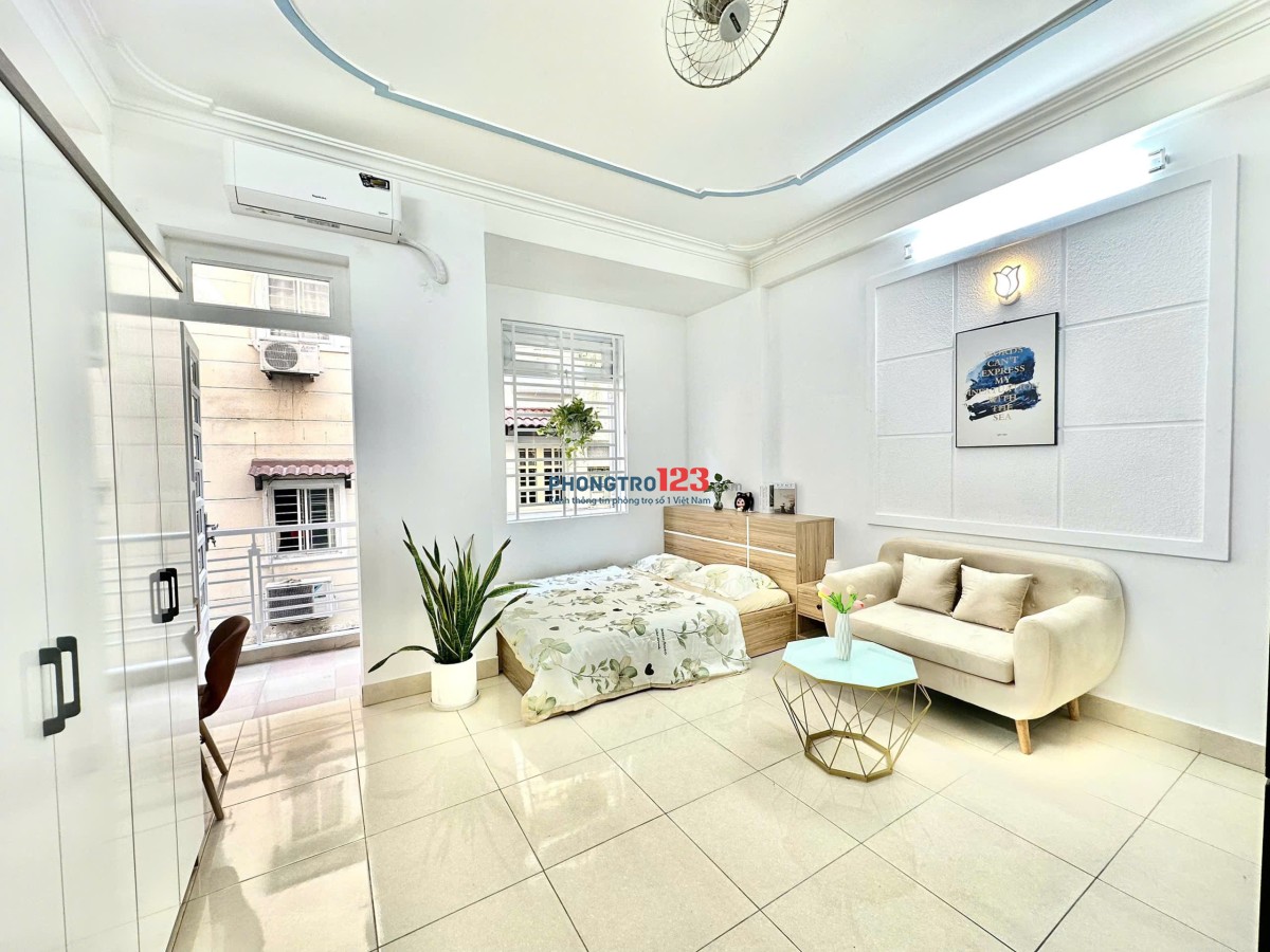 TRỌ BÌNH THẠNH GẦN ĐH VĂN LANG CHỢ BÀ CHIỂU STUDIO FULL NỘI THẤT CỬA SỔ BAN CÔNG LỚN NƠ TRANG LONG