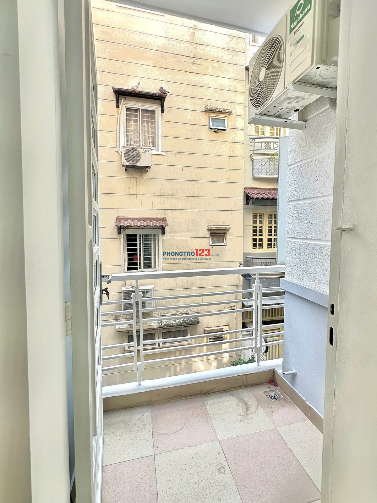 TRỌ BÌNH THẠNH GẦN ĐH VĂN LANG CHỢ BÀ CHIỂU STUDIO FULL NỘI THẤT CỬA SỔ BAN CÔNG LỚN NƠ TRANG LONG