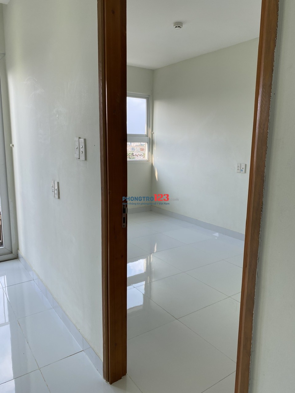 Cho thuê căn hộ chung cư: 1 phòng ngủ lớn, 1 phòng ngủ nhỏ, 1 WC, 1 bếp, 1 phòng khách, 1 ban công,