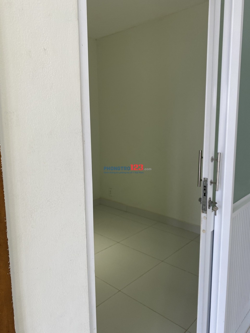 Cho thuê căn hộ chung cư: 1 phòng ngủ lớn, 1 phòng ngủ nhỏ, 1 WC, 1 bếp, 1 phòng khách, 1 ban công,