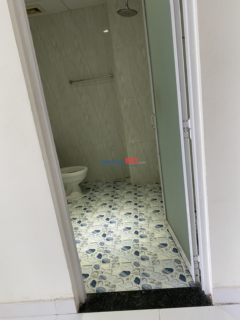 Cho thuê căn hộ chung cư: 1 phòng ngủ lớn, 1 phòng ngủ nhỏ, 1 WC, 1 bếp, 1 phòng khách, 1 ban công,