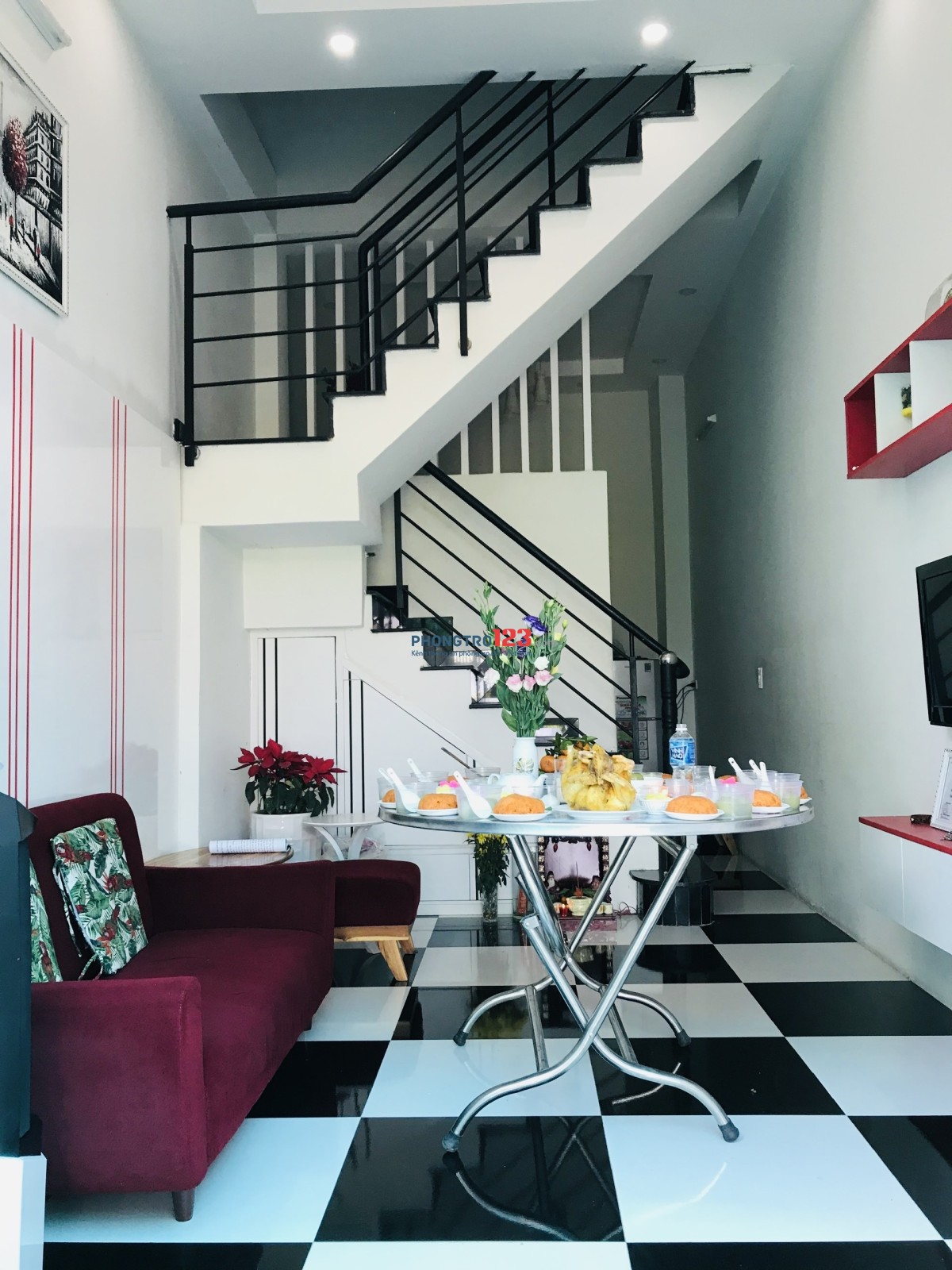 Nhà phố cho thuê, 1 trệt 1 lầu, có chỗ đậu ô tô, full nội thất, vô ở ngay, khu dân trí cao