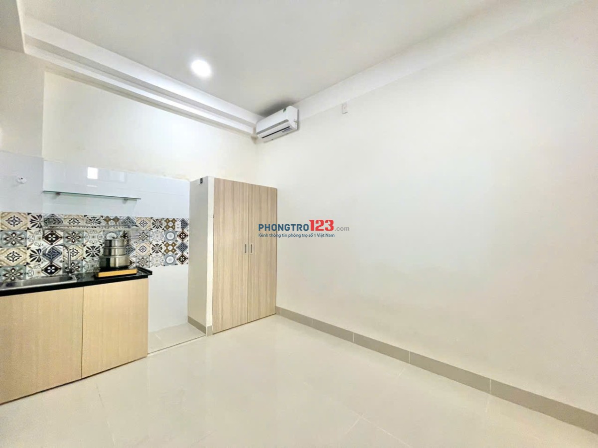 Phòng tiện nghi tòa nhà mới xây sạch sẽ trang thiết bị mới Bùi Đình Túy gần CV Gia Định