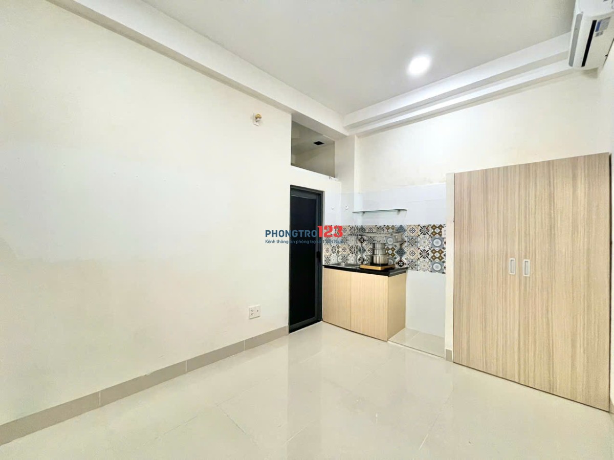 Phòng tiện nghi tòa nhà mới xây sạch sẽ trang thiết bị mới Bùi Đình Túy gần CV Gia Định