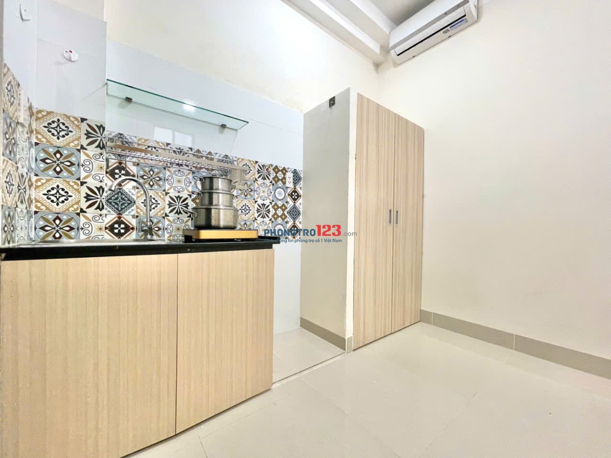 Phòng tiện nghi tòa nhà mới xây sạch sẽ trang thiết bị mới Bùi Đình Túy gần CV Gia Định