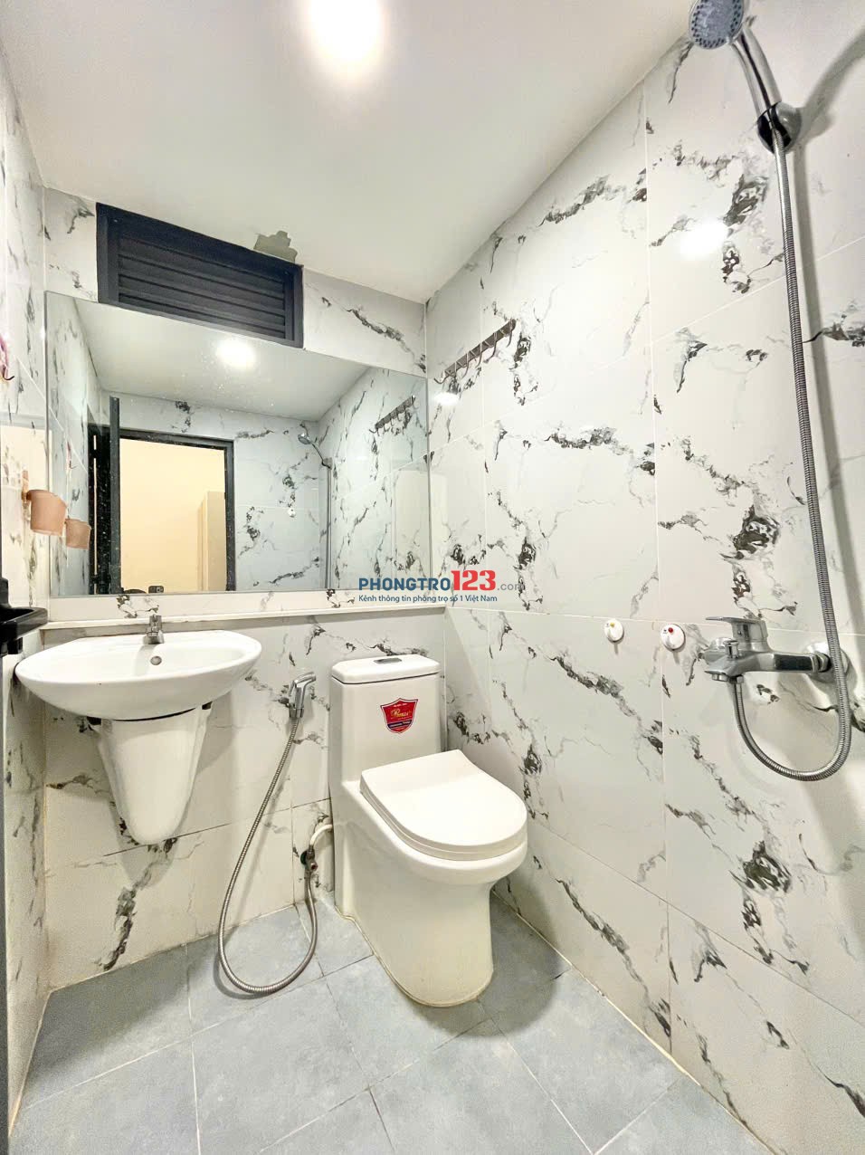 Phòng tiện nghi tòa nhà mới xây sạch sẽ trang thiết bị mới Bùi Đình Túy gần CV Gia Định