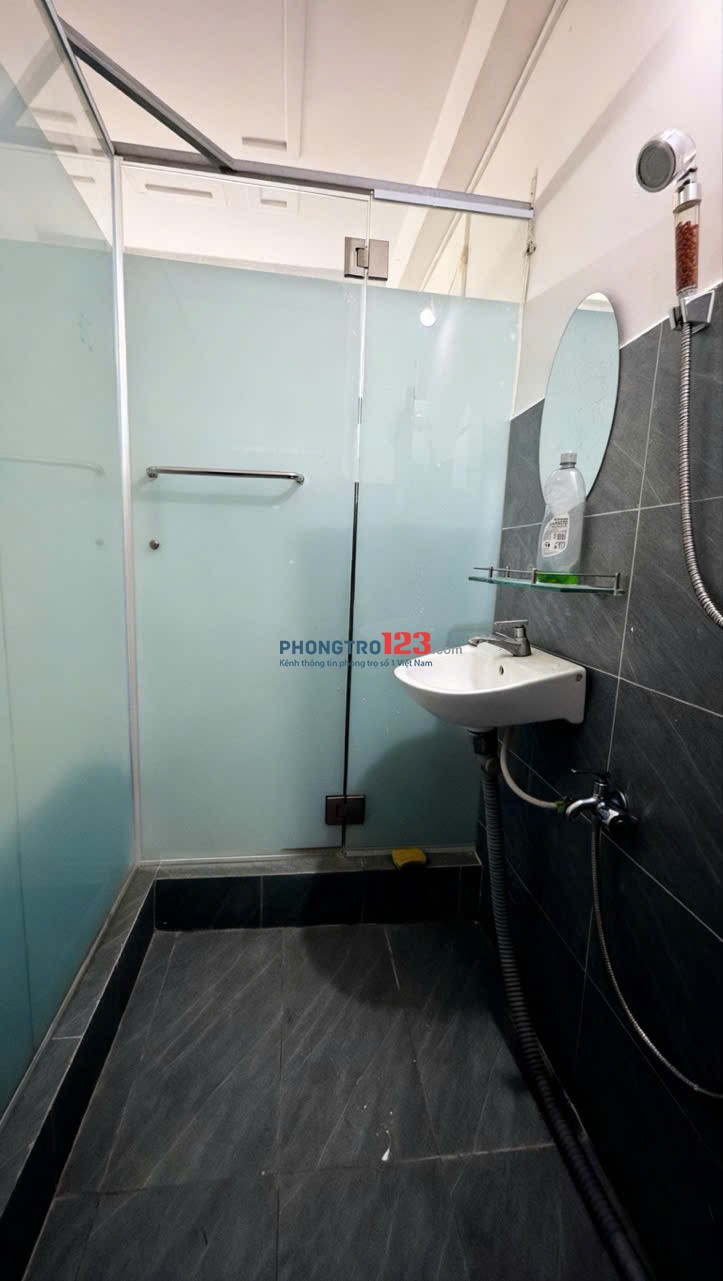 Phòng máy lạnh ban công full nội thất lầu 3 gần Phan Xích Long, Quận Phú Nhuận