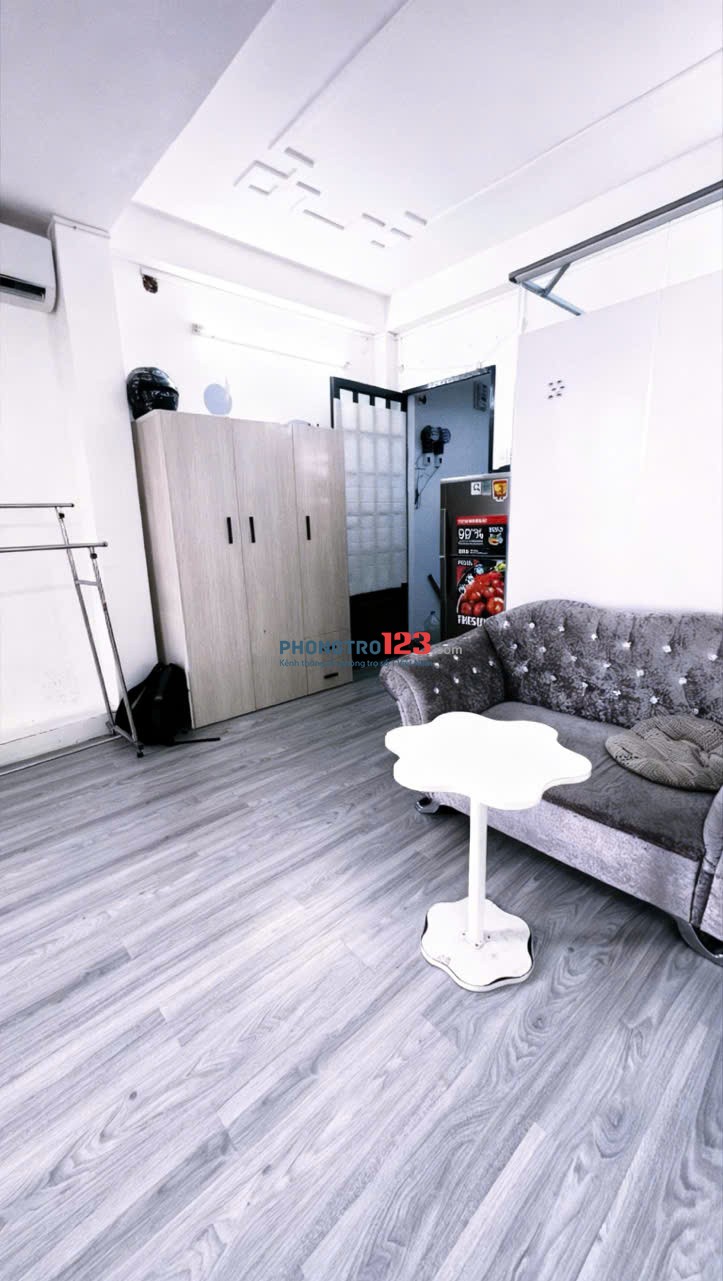 Phòng máy lạnh ban công full nội thất lầu 3 gần Phan Xích Long, Quận Phú Nhuận