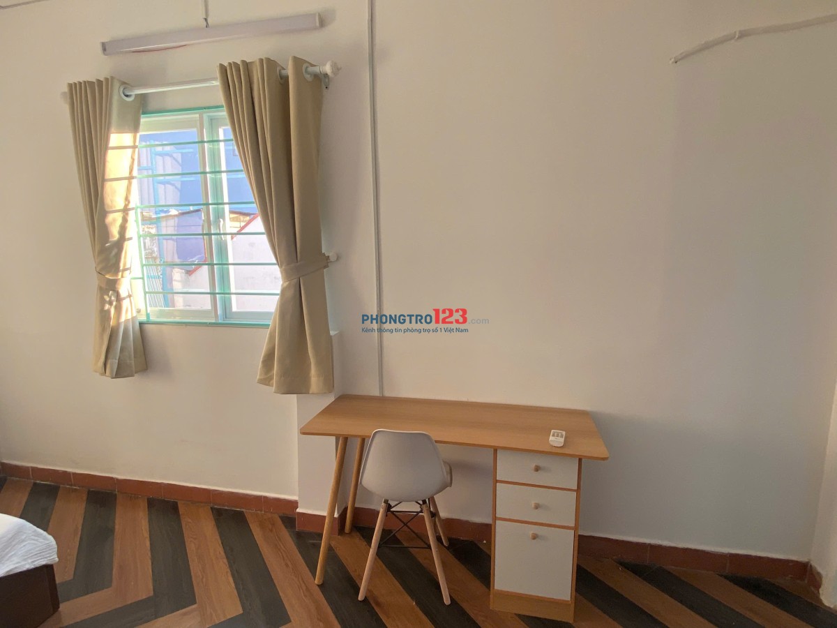 Cho thuê CHDV đầy đủ nội thất, hai cửa sổ lớn thoáng mát, tiện nghi