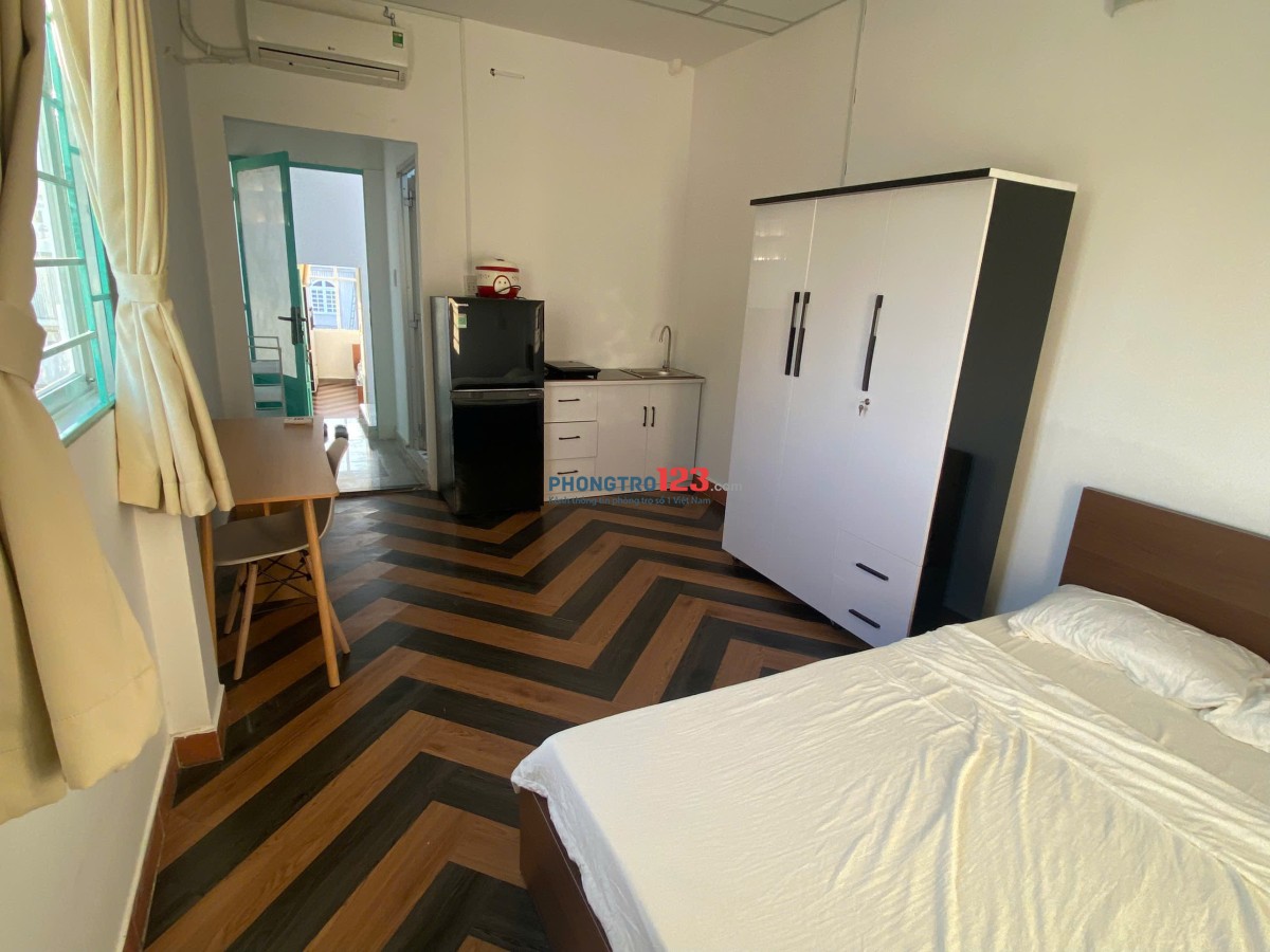 Cho thuê CHDV đầy đủ nội thất, hai cửa sổ lớn thoáng mát, tiện nghi