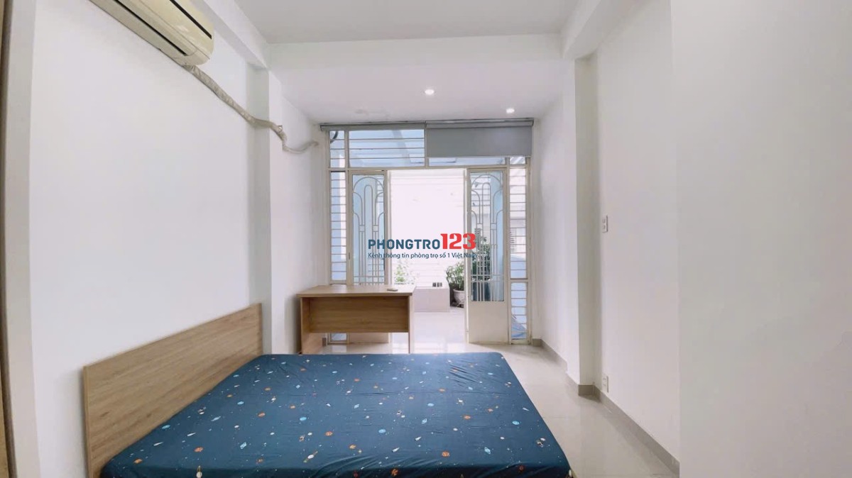 Cho thuê phòng ban công lớn 30m2 Nguyễn Trãi, Quận 1, Gần Ốc Đào, nhà mới, Sạch sẽ