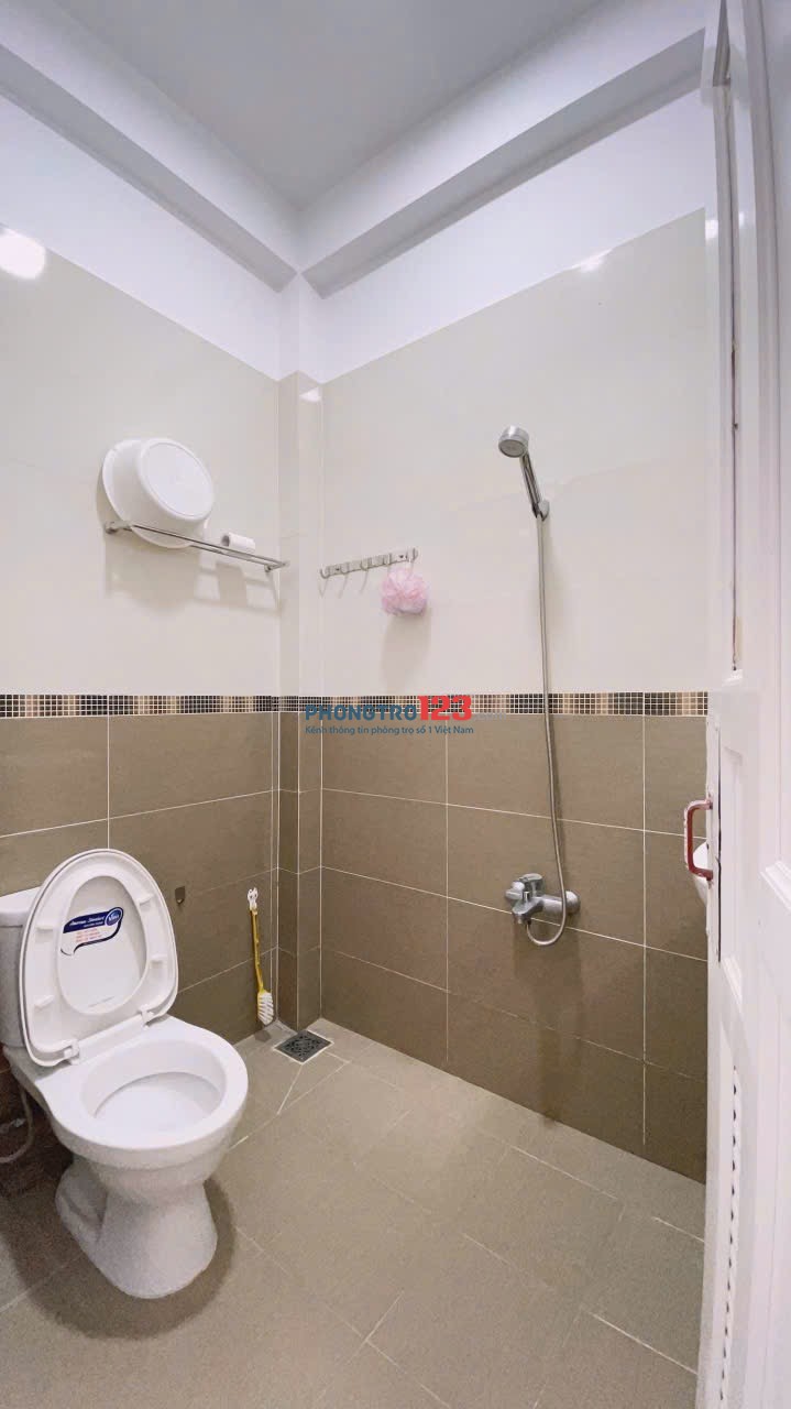 Cho thuê phòng ban công lớn 30m2 Nguyễn Trãi, Quận 1, Gần Ốc Đào, nhà mới, Sạch sẽ