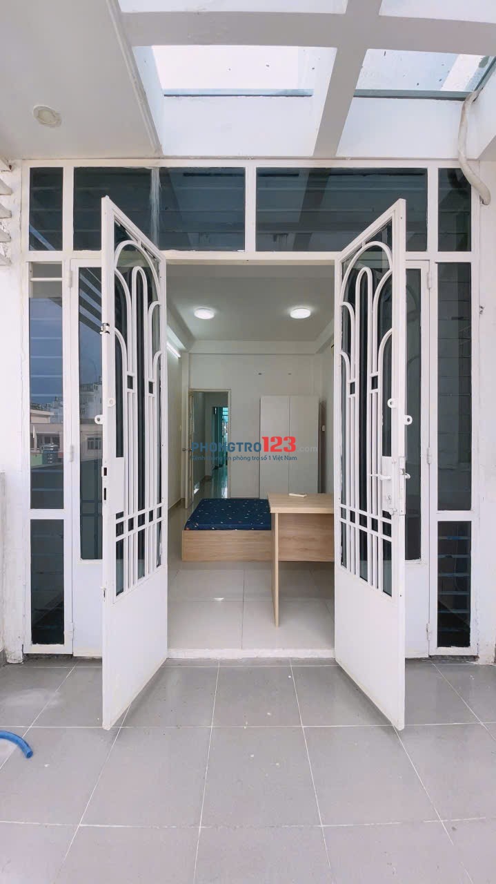 Cho thuê phòng ban công lớn 30m2 Nguyễn Trãi, Quận 1, Gần Ốc Đào, nhà mới, Sạch sẽ