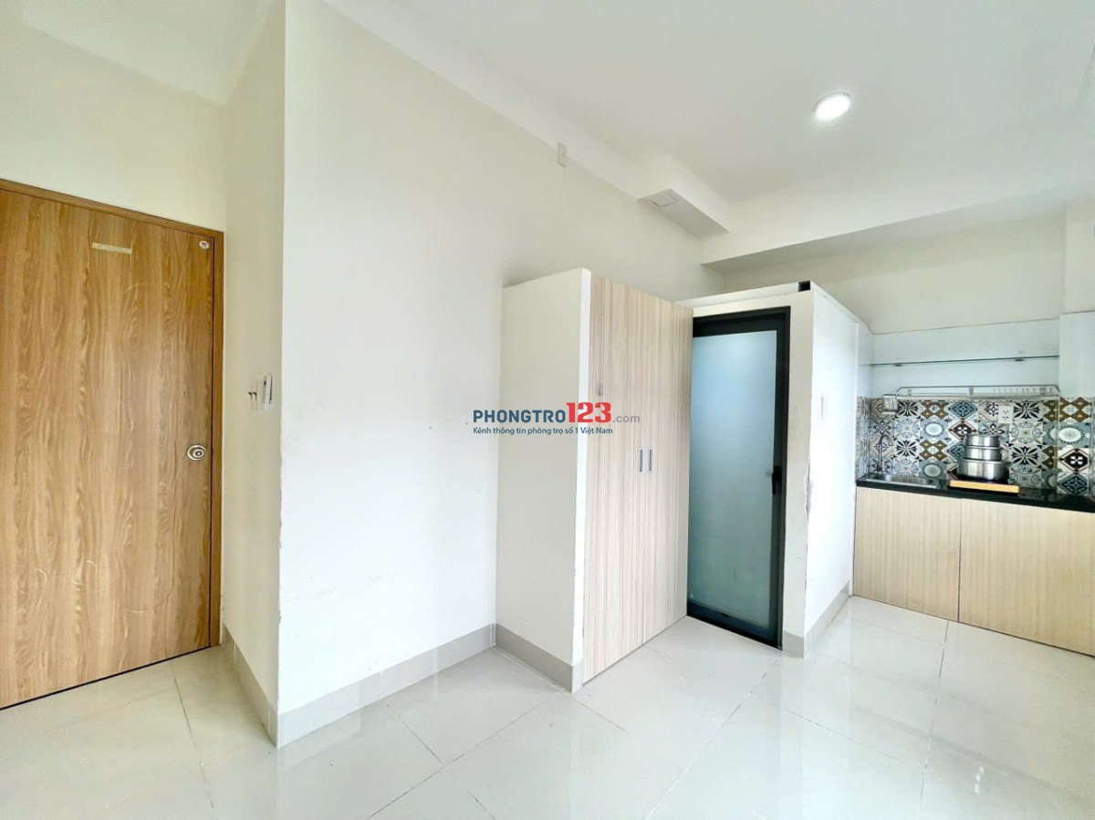 Phòng đón nắng cửa sổ siêu thoáng sạch đẹp Âu Cơ gần Đầm Sen