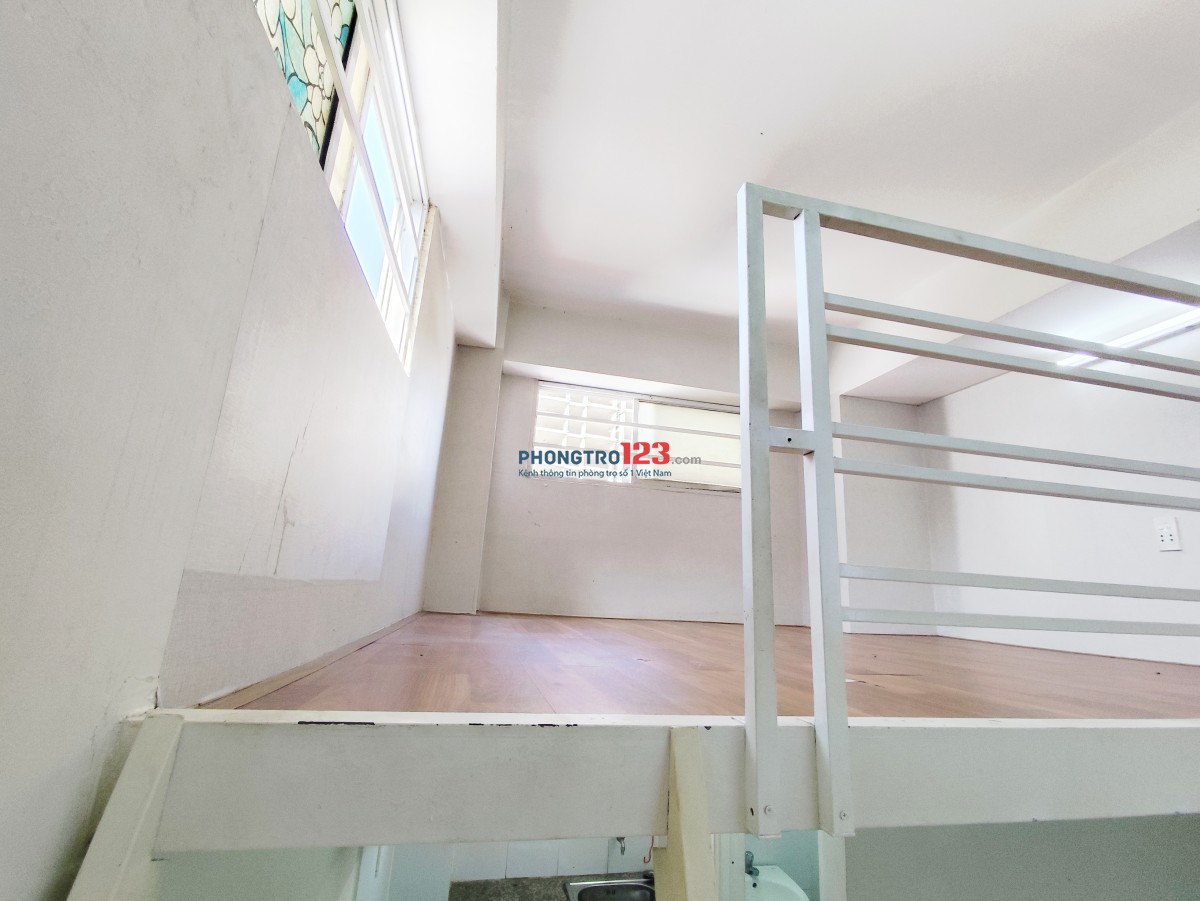 phòng có 4 CỬA SỔ, free wi-fi, sẵn BẾP, TỦ, ĐẦU DÃY TRỌ, GẠCH, có mọi thứ,...