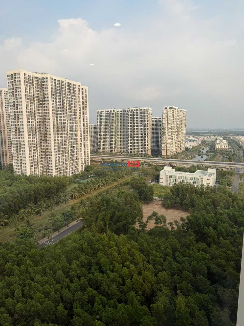 Cho thuê căn hộ Studio Nhà trống có rèm, kính nhà tắm.