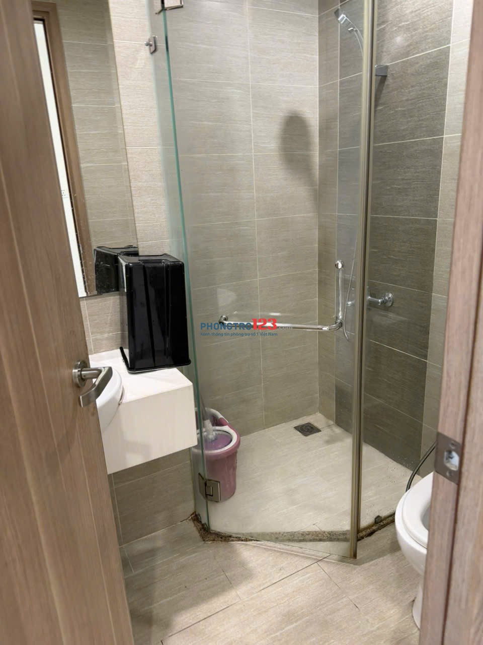 Cho thuê căn hộ Studio Nhà trống có rèm, kính nhà tắm.