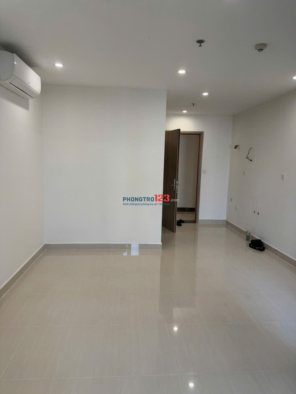 Cho thuê căn hộ Studio Nhà trống có rèm, kính nhà tắm.