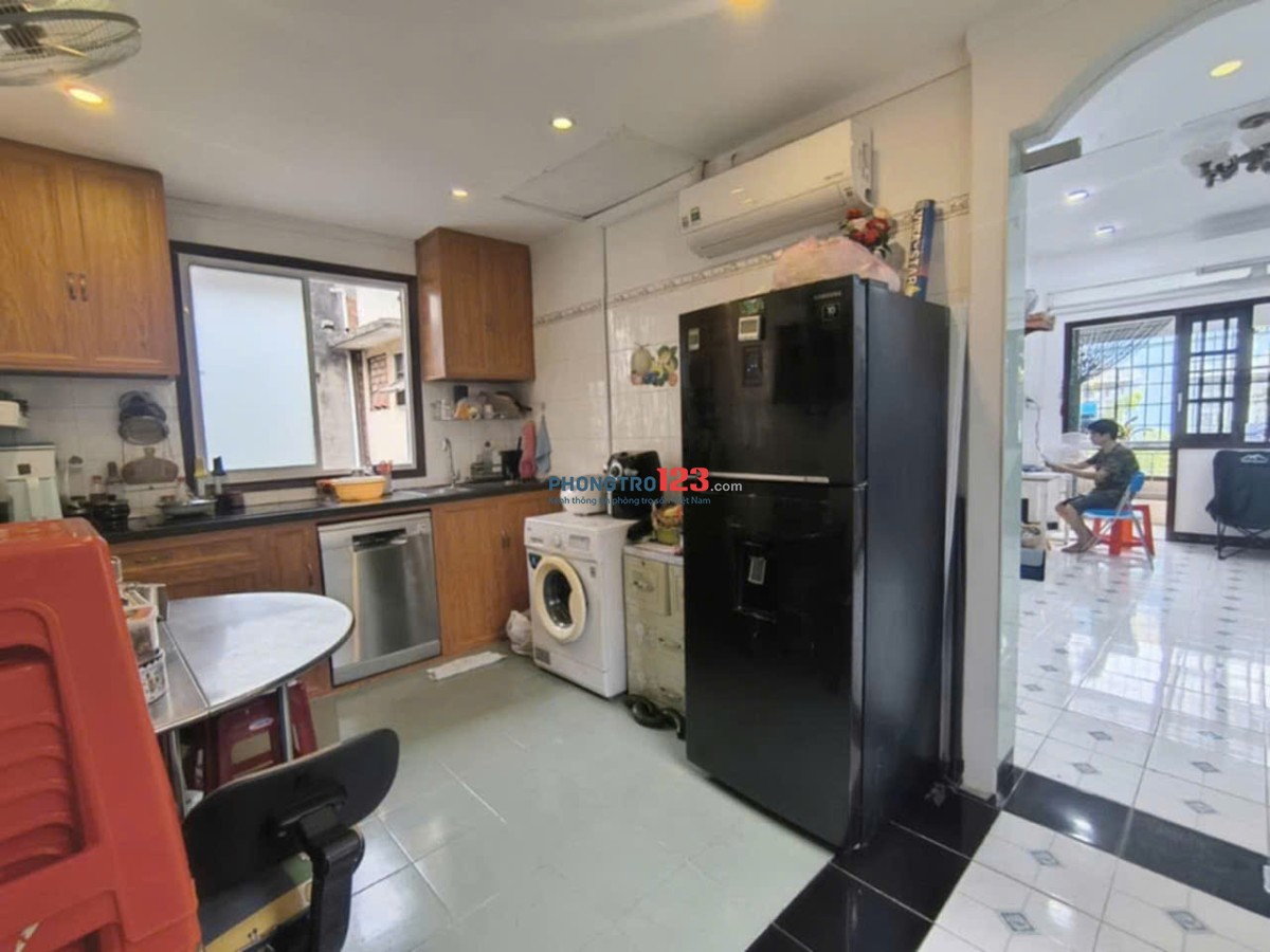 Chung cư Phú Thọ, Nguyễn Thị Nhỏ, Q11: lầu 1 thang bộ, 8,5tr, 2PN, nhà mới