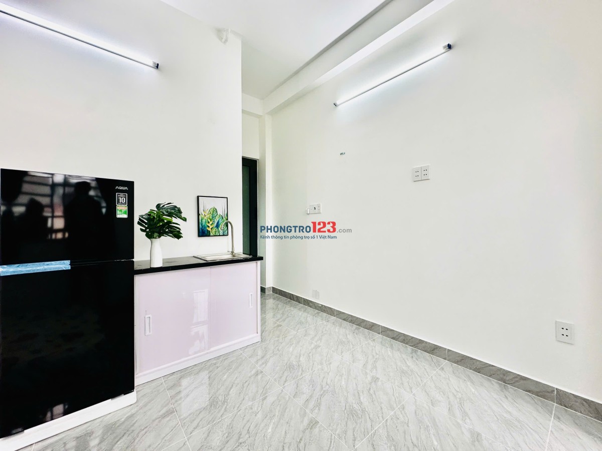 Cho Thuê Phòng Ban Công Bình Thạnh gần Ngã Tư Hàng Xanh, tiện đi Q1. giá chỉ 5.5 triệu