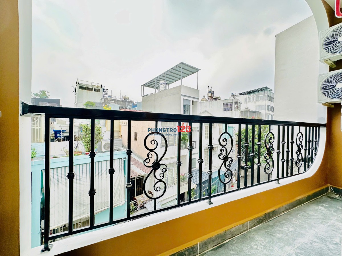 Cho Thuê Phòng Ban Công Bình Thạnh gần Ngã Tư Hàng Xanh, tiện đi Q1. giá chỉ 5.5 triệu