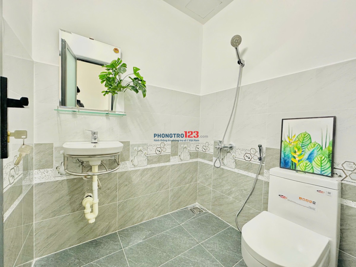 Cho Thuê Phòng Ban Công Bình Thạnh gần Ngã Tư Hàng Xanh, tiện đi Q1. giá chỉ 5.5 triệu