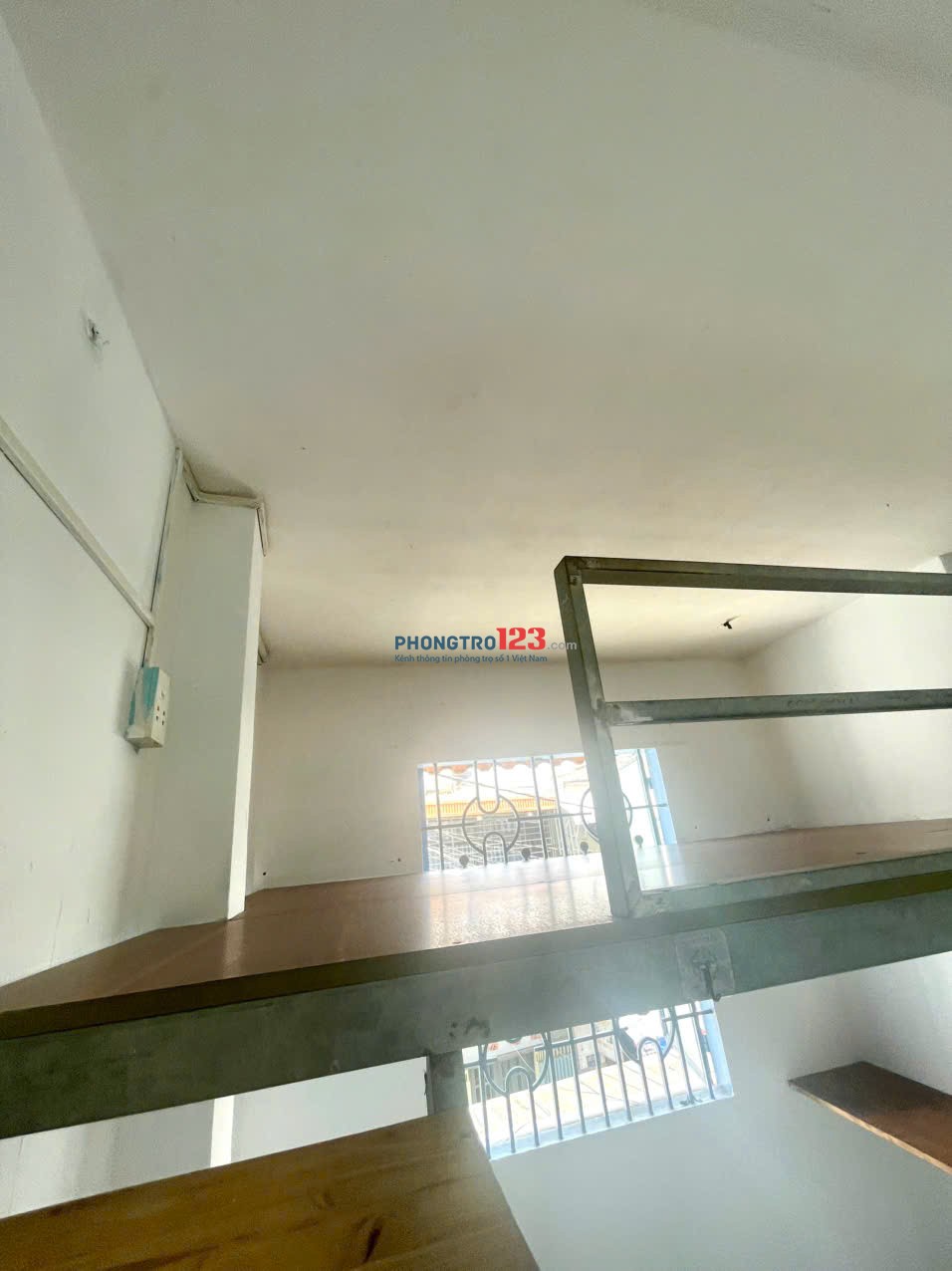 Phòng cửa sổ thoáng, có ban công nhỏ, lầu 1, sạch sẽ & an ninh, NGAY EMARK PHAN VĂN TRỊ