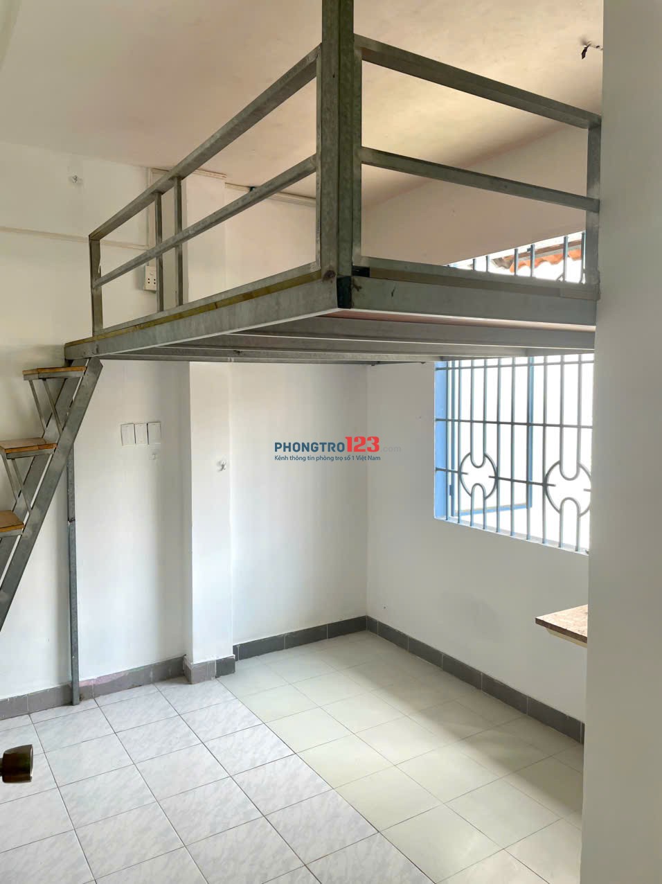 Phòng cửa sổ thoáng, có ban công nhỏ, lầu 1, sạch sẽ & an ninh, NGAY EMARK PHAN VĂN TRỊ
