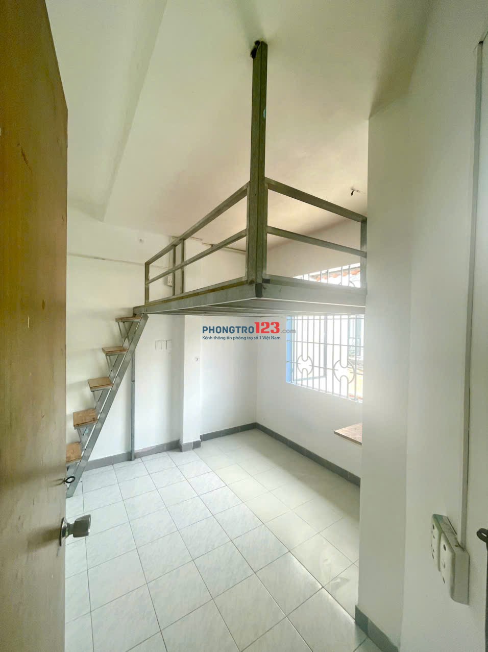 Phòng cửa sổ thoáng, có ban công nhỏ, lầu 1, sạch sẽ & an ninh, NGAY EMARK PHAN VĂN TRỊ
