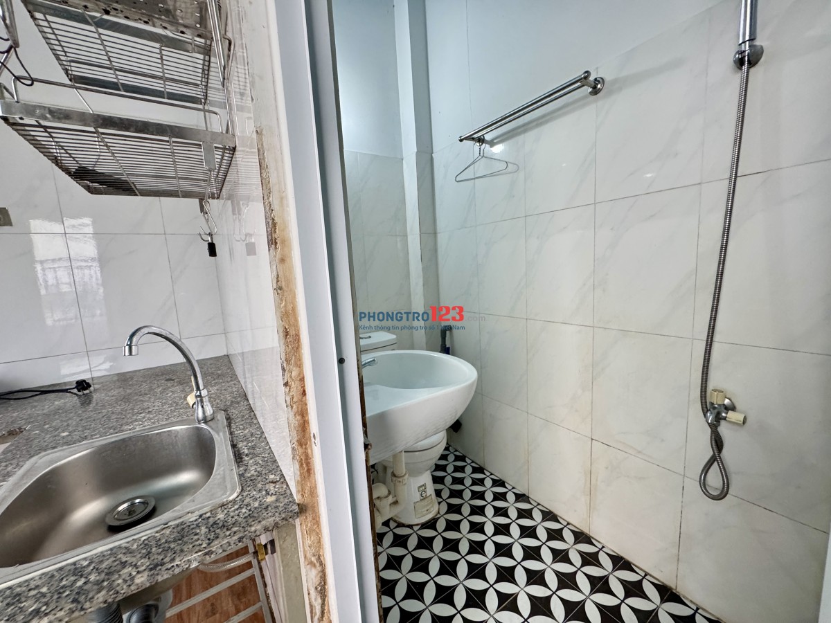 CHÍNH CHỦ CHO THUÊ PHÒNG BAN CÔNG THOÁNG SÁT ĐH NGUYỄN TẤT THÀNH ĐI BỘ