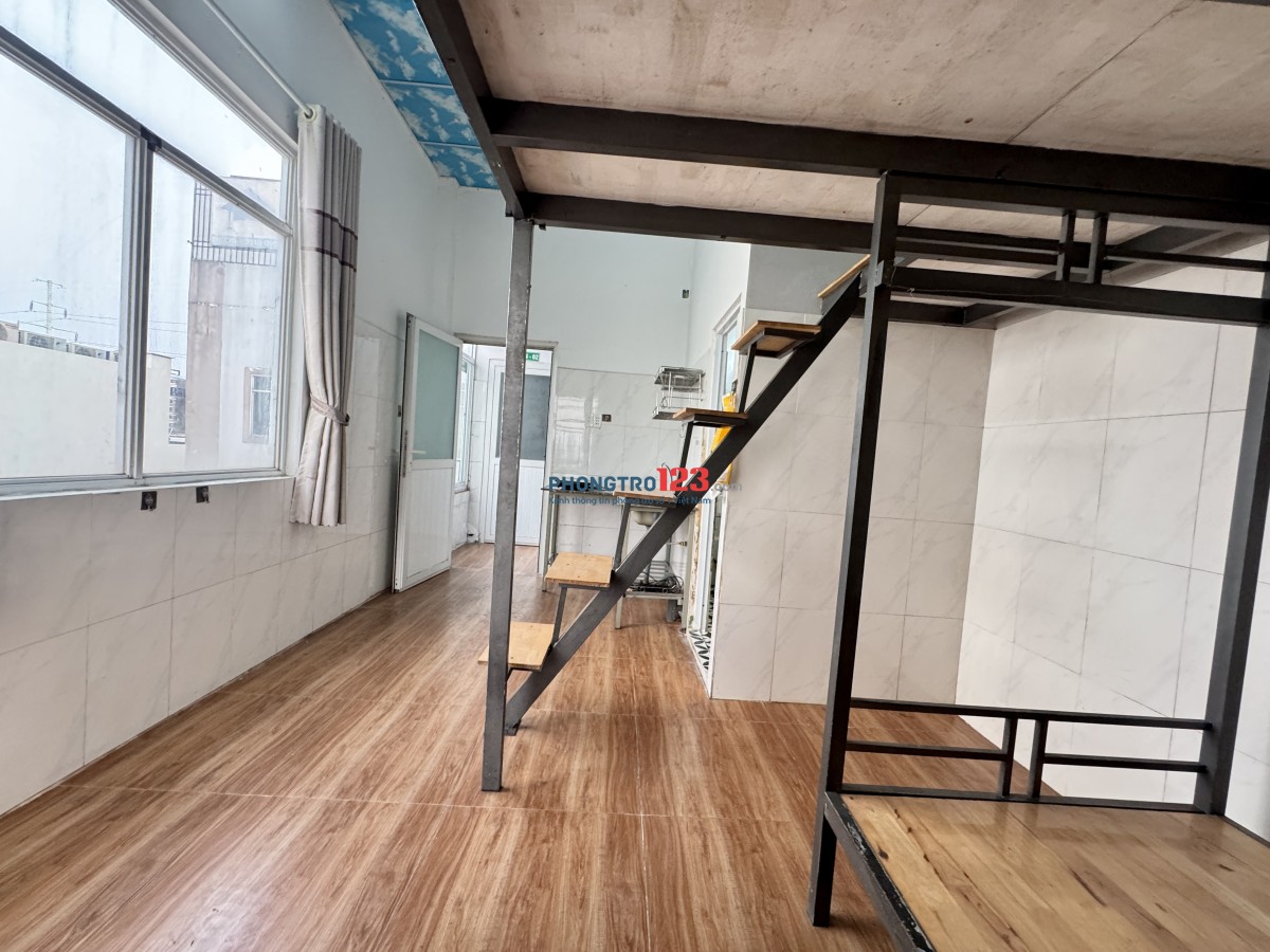 CHÍNH CHỦ CHO THUÊ PHÒNG BAN CÔNG THOÁNG SÁT ĐH NGUYỄN TẤT THÀNH ĐI BỘ