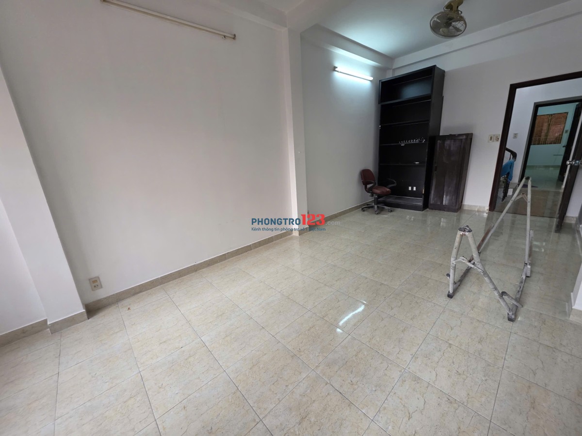 Cho nhà riêng khu bàn cờ 1 trệt, 3 lầu, 6p ngủ, 4wc, giá 18tr/th