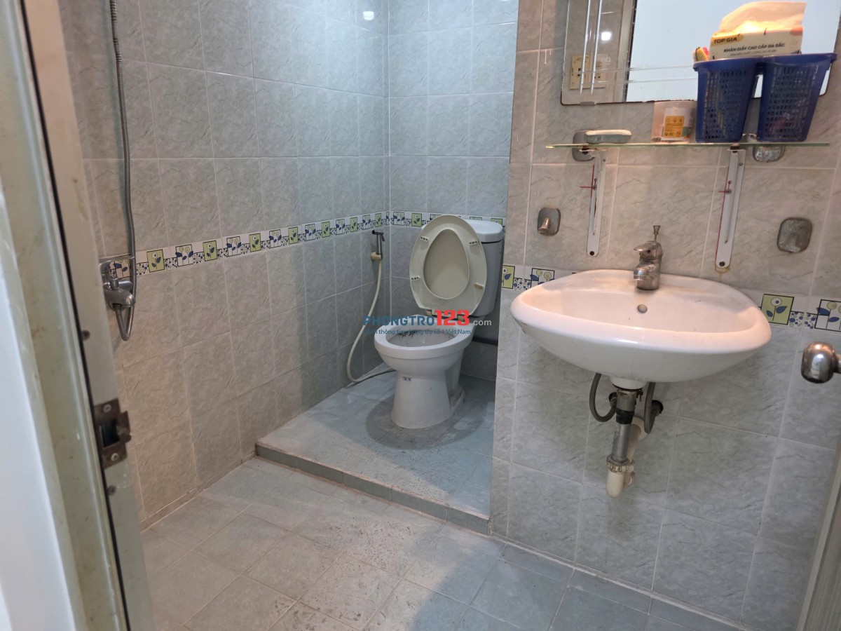 Cho nhà riêng khu bàn cờ 1 trệt, 3 lầu, 6p ngủ, 4wc, giá 18tr/th