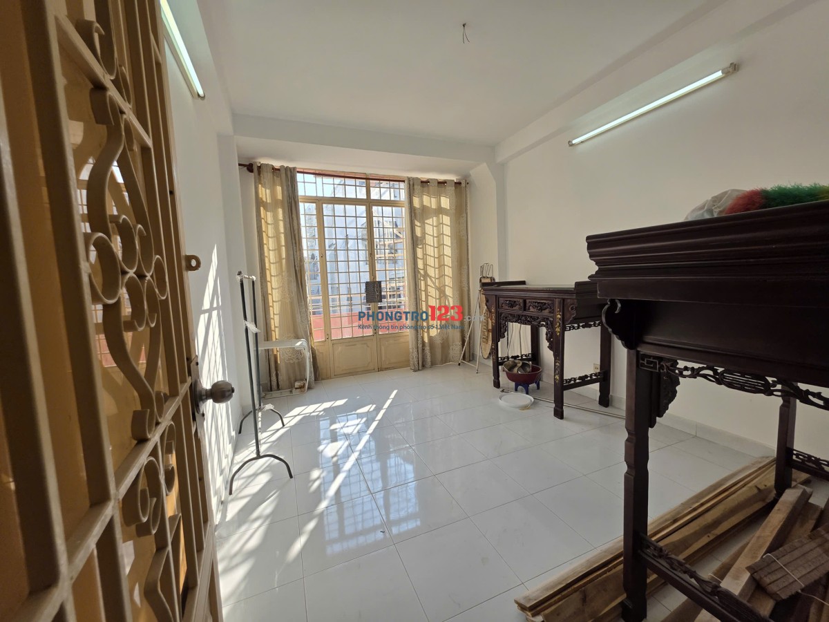 Cho nhà riêng khu bàn cờ 1 trệt, 3 lầu, 6p ngủ, 4wc, giá 18tr/th