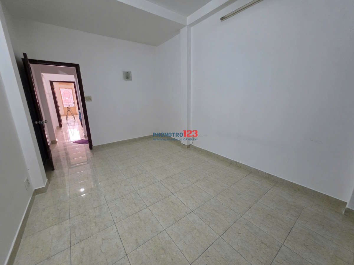 Cho nhà riêng khu bàn cờ 1 trệt, 3 lầu, 6p ngủ, 4wc, giá 18tr/th