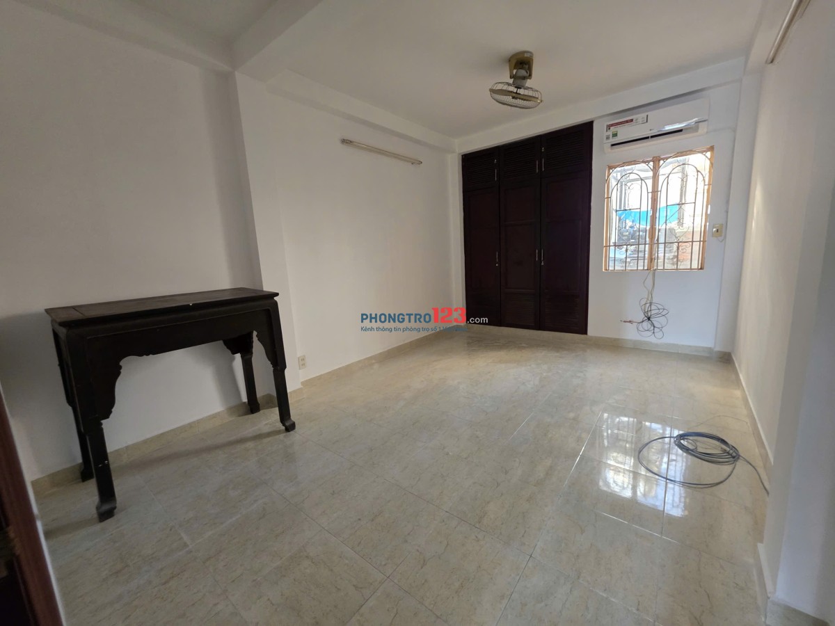 Cho nhà riêng khu bàn cờ 1 trệt, 3 lầu, 6p ngủ, 4wc, giá 18tr/th