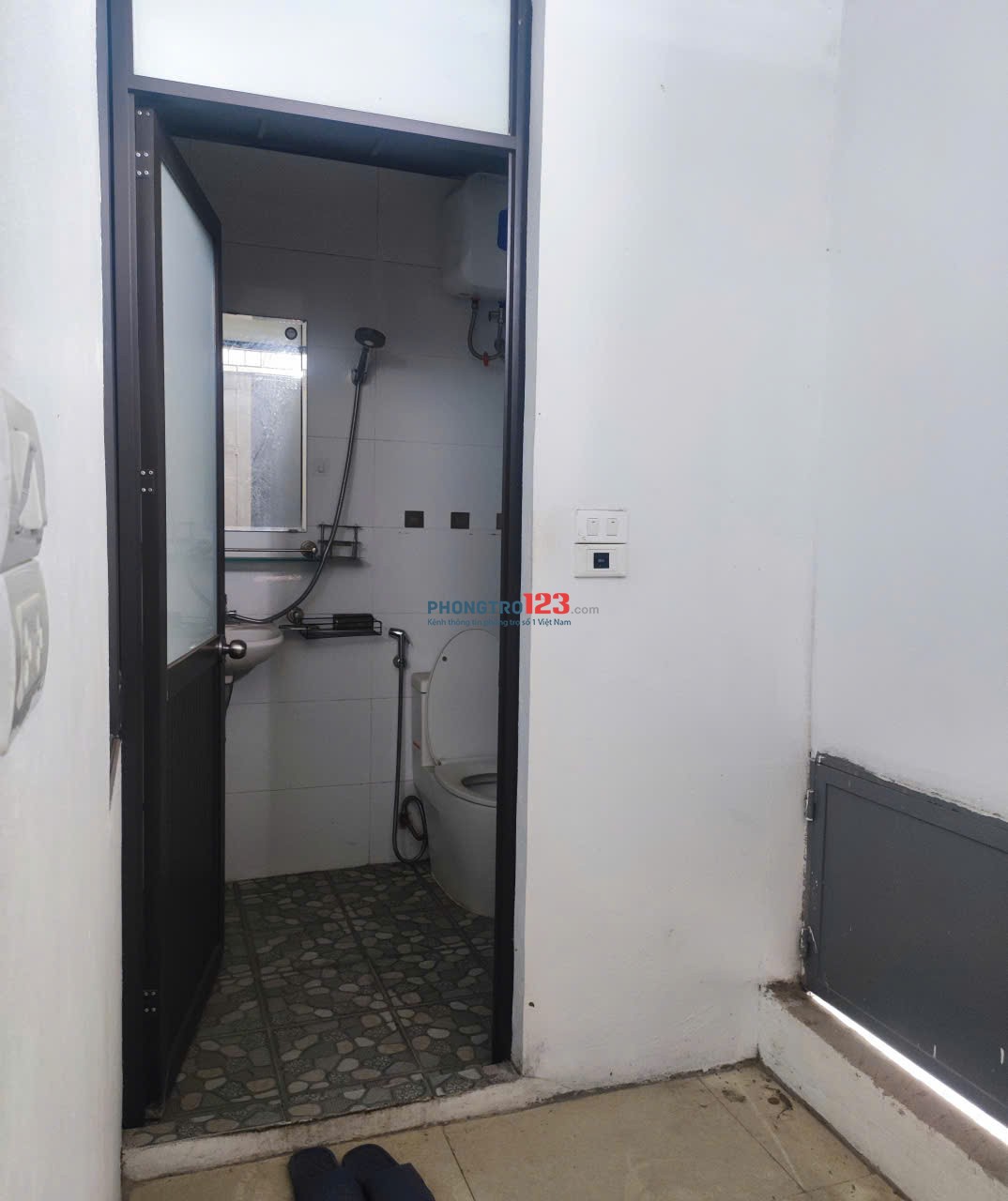 Cho thuê phòng giá rẻ, khép kín, thang máy, oto đỗ thoải mái, gần công viên Hòa Bình