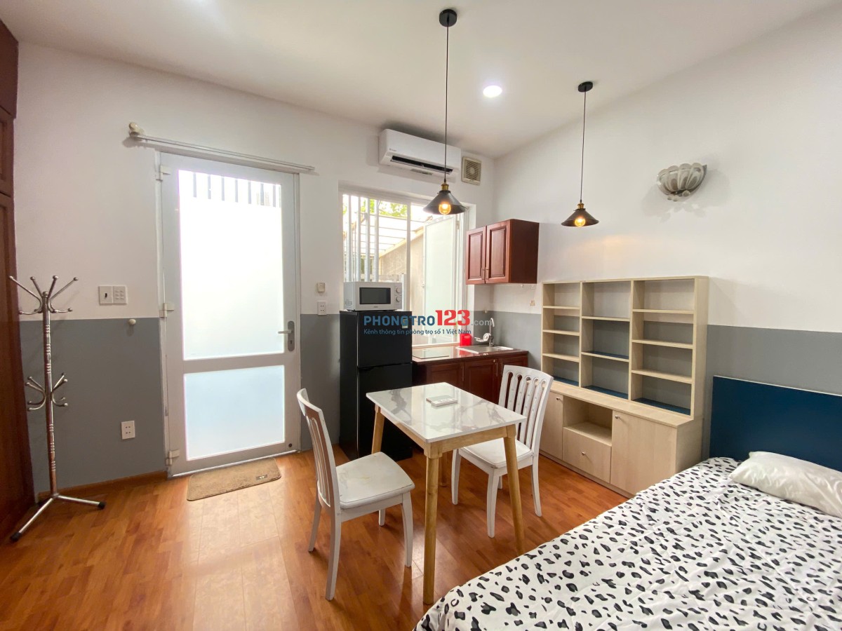 TRỌ BÌNH THẠNH GẦN NGÃ TƯ HÀNG XANH, Q1, Q3 - STUDIO 35m2 BAN CÔNG THOÁNG SÁNG - XÔ VIẾT NGHỆ TĨNH.