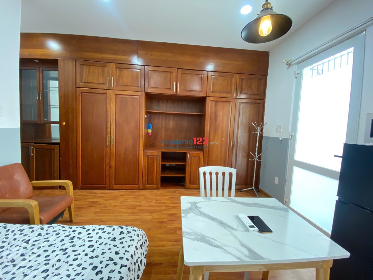 TRỌ BÌNH THẠNH GẦN NGÃ TƯ HÀNG XANH, Q1, Q3 - STUDIO 35m2 BAN CÔNG THOÁNG SÁNG - XÔ VIẾT NGHỆ TĨNH.